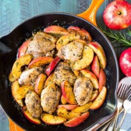 Apple Cider Chicken Skillet. ONE PAN is all you need to make this easy, elegant recipe. Ready in 30 minutes! @wellplated {gluten free, paleo, whole 30}