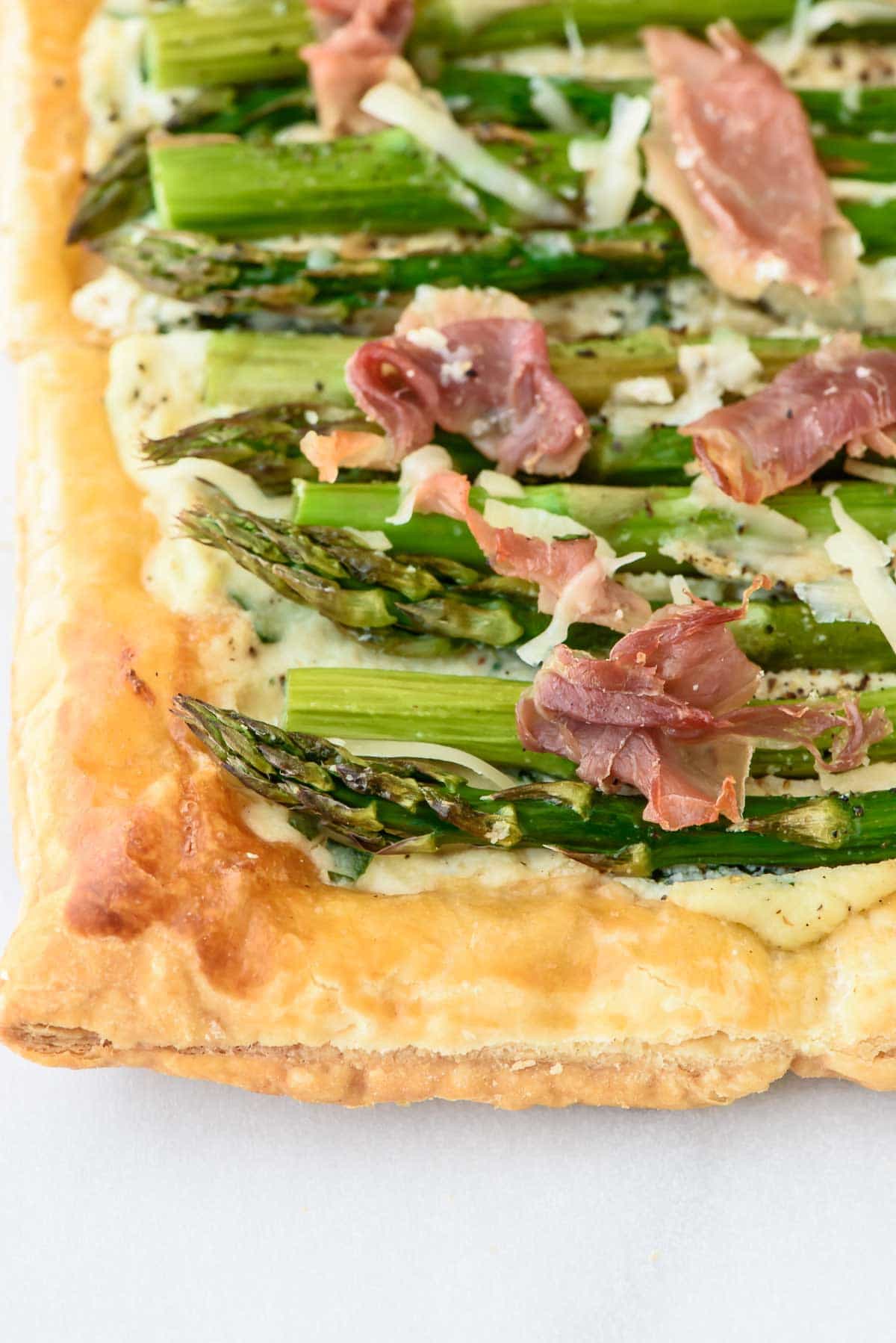 Easy asparagus tart made with puff pastry