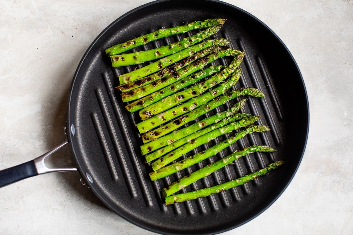Grilled asparagus in a pan