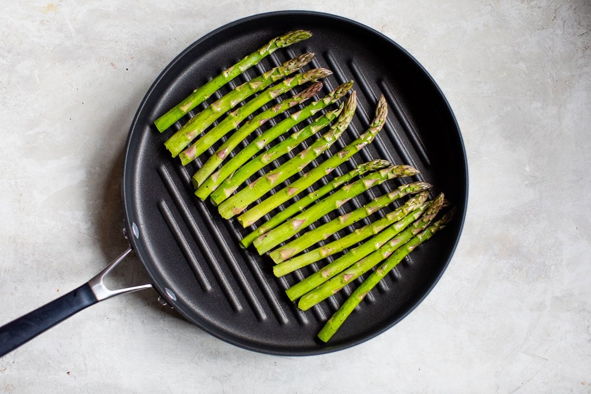 Asparagus spears in a grill pan